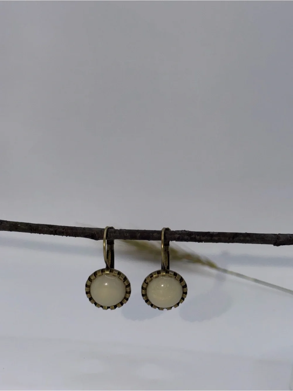 Vintage-Style cream Glass resin Drop Earrings